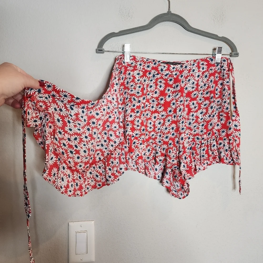Zara 2-peice Set Skort (M) Top (L) Red‎ White Blue Floral Rayon